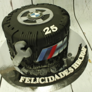 Tartas personalizadas madrid, tartas fondant madrid, tartas decoradas madrid, tarta rueda, tarta BMW