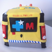 Tartas personalizadas madrid, tartas fondant madrid, tartas decoradas madrid, Tarta camion, tarta coche 3D , tarta ambulancia