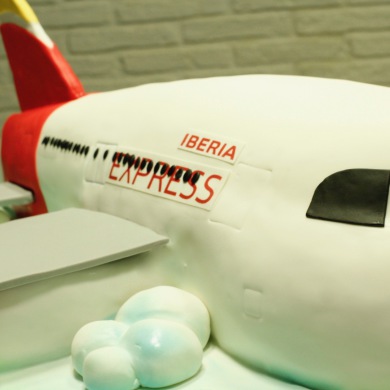 tartas de empresa, tarta logotipo, tartas aniversario, tartas corporativas, tarta Iberia Express, tarta avion 3D