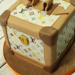Tarta maletín Louis Vuitton,  tartas personalizadas madrid, tartas fondant madrid. tartas decoradas madrid