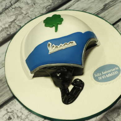Tarta casco vepa,  tartas personalizadas madrid, tratas fondant madrid. tartas decoradas madrid